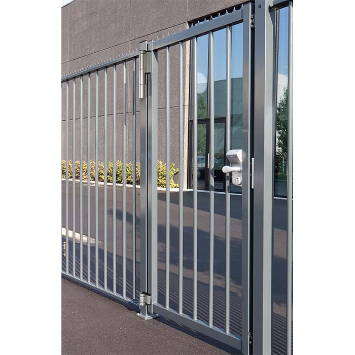 Locinox Mammoth180 on Gate Exterior